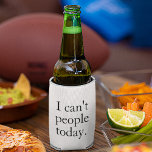 No puedo hacer hoy una cita mínima simple en negro<br><div class="desc">Mantén tus bebidas frías y tu ánimo honesto con este refrigerador de bebidas hilarante que dice exactamente cómo te sientes: "Hoy no puedo ver a la gente". Con su elegante tipografía negra sobre un fondo blanco limpio, este diseño minimalista de gran éxito es perfecto para introvertidos, fiestas de oficina, reuniones...</div>