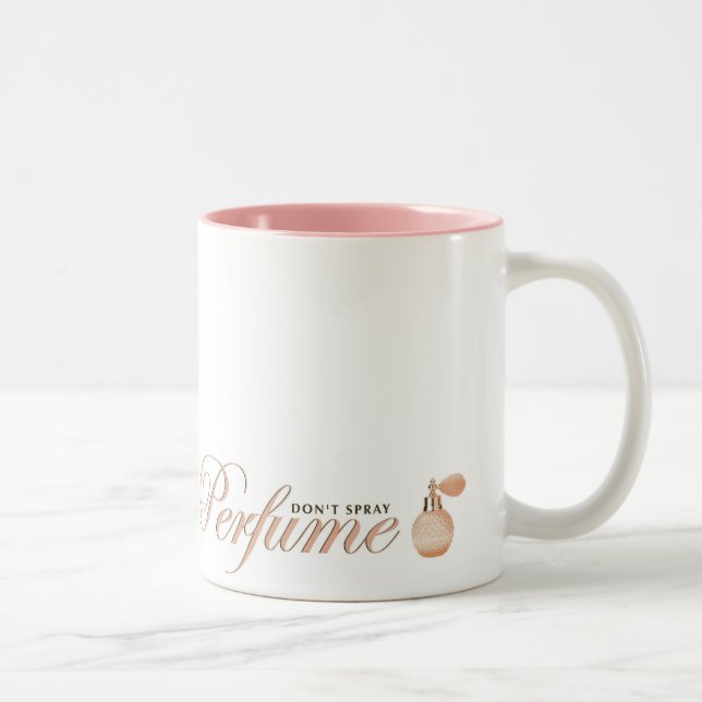 No rocíe la taza del perfume (Derecha)