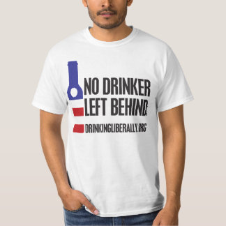 No se dejó a bebedor detrás de camiseta masculina
