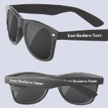 Nombre comercial promocional Gafas de sol<br><div class="desc">Añada su nombre comercial,  sitio web o texto a ambos lados personalizares en una tipografía moderna. Excelente para uniformes de empleados,  fiestas y eventos corporativos,  o como espectáculo comercial y regalos promocionales de lanzamiento de productos.</div>