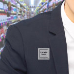 Nombre comercial y botón cuadrado gris del logotip<br><div class="desc">Botón cuadrado que puede personalizar para poner su nombre comercial y logotipo. Puede usar este botón como accesorio uniforme de su personal. También puede utilizarlo como accesorio de embalaje. También puede incluirlo en sus materiales de marketing para promocionar su negocio o promocionar su marca a sus clientes. Botón que se...</div>