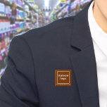 Nombre comercial y botón cuadrado marrón del logot<br><div class="desc">Botón cuadrado que puede personalizar para poner su nombre comercial y logotipo. Puede usar este botón como accesorio uniforme de su personal. También puede utilizarlo como accesorio de embalaje. También puede incluirlo en sus materiales de marketing para promocionar su negocio o promocionar su marca a sus clientes. Botón que se...</div>