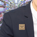 Nombre comercial y logotipo botón cuadrado marrón<br><div class="desc">Botón cuadrado que puede personalizar para poner su nombre comercial y logotipo. Puede usar este botón como accesorio uniforme de su personal. También puede utilizarlo como accesorio de embalaje. También puede incluirlo en sus materiales de marketing para promocionar su negocio o promocionar su marca a sus clientes. Botón que se...</div>
