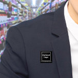Nombre comercial y logotipo botón cuadrado negro<br><div class="desc">Botón cuadrado que puede personalizar para poner su nombre comercial y logotipo. Puede usar este botón como accesorio uniforme de su personal. También puede utilizarlo como accesorio de embalaje. También puede incluirlo en sus materiales de marketing para promocionar su negocio o promocionar su marca a sus clientes. Botón que se...</div>