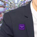 Nombre comercial y logotipo botón cuadrado púrpura<br><div class="desc">Botón cuadrado que puede personalizar para poner su nombre comercial y logotipo. Puede usar este botón como accesorio uniforme de su personal. También puede utilizarlo como accesorio de embalaje. También puede incluirlo en sus materiales de marketing para promocionar su negocio o promocionar su marca a sus clientes. Botón que se...</div>