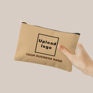 Nombre comercial y logotipo en bolso pequeño marró