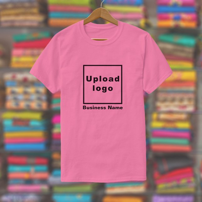 Nombre comercial y logotipo en camiseta rosa (Pink t-shirt with your business name and logo displayed in a store)