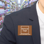 Nombre comercial y logotipo en el botón Rectángulo<br><div class="desc">Botón de rectángulo marrón que puede personalizar escribiendo su nombre de negocio y cargando su logotipo de negocio. Personalizar y úselo como un accesorio uniforme para anunciar su negocio o promocionar su marca a clientes o clientes. Accesorio de personalizable que puede utilizar como material de marketing para crear conciencia de...</div>