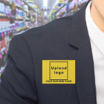 Nombre comercial y logotipo en el botón Rectángulo<br><div class="desc">Botón rectangular amarillo que puede personalizar escribiendo su nombre de negocio y cargando su logotipo de negocio. Personalizar y úselo como un accesorio uniforme para anunciar su negocio o promocionar su marca a clientes o clientes. Accesorio de personalizable que puede utilizar como material de marketing para crear conciencia de marca....</div>