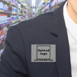 Nombre comercial y logotipo en el botón Rectángulo<br><div class="desc">Botón de rectángulo gris que puede personalizar escribiendo su nombre de negocio y cargando su logotipo de negocio. Personalizar y úselo como un accesorio uniforme para anunciar su negocio o promocionar su marca a clientes o clientes. Accesorio de personalizable que puede utilizar como material de marketing para crear conciencia de...</div>