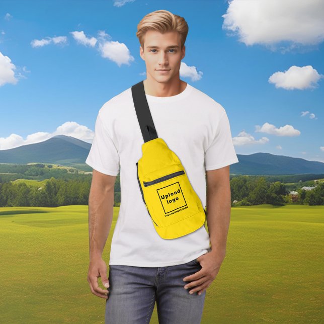 Nombre comercial y logotipo en la bolsa amarilla (Business name and logo on yellow sling bag)
