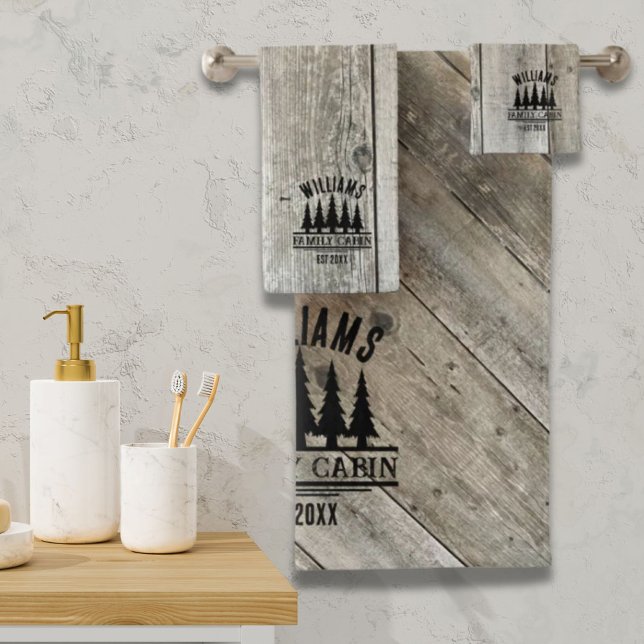 Nombre de Cabaña Familiar Personalizado Bosque Rús (Rustic Forest Personalized Family Cabin Name Est Bath Towel Set)
