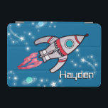 Nombre de cohete espacial niños cubierta azul ipad<br><div class="desc">Cubierta del estuche ipad de los niños con estilo de nave espacial y cohete espacial azul. Personalizar con su propio nombre. El funda actualmente dice: Hayden. Un regalo perfecto para un vibrante ventilador del espacio o para un niño al que le guste el transporte para ayudar a proteger la pantalla...</div>