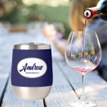 Nombre de Groomsman Boda con estilo azul de la mar<br><div class="desc">Regale a su boda groomsman con este moderno y personalizado vaso de vino de acero inoxidable con su nombre en escritura estilizada dentro de un diseño ovalado y blanco. El color de fondo y el guión son azul marino. ¡Perfecto para una fiesta de solteros! Personalice su vaso de vino editando...</div>