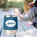 Nombre de Groomsman Boda con estilo azul verde azu<br><div class="desc">Regale a su boda groomsman con este moderno y personalizado vaso de vino de acero inoxidable con su nombre en escritura estilizada dentro de un diseño ovalado y blanco. El color de fondo y el guión son de color azul verde azulado. ¡Perfecto para una fiesta de solteros! Personalice su vaso...</div>