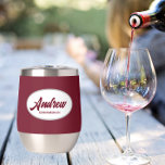 Nombre de Groomsman Boda con estilo Borgoña<br><div class="desc">Regale a su boda groomsman con este moderno y personalizado vaso de vino de acero inoxidable con su nombre en escritura estilizada dentro de un diseño ovalado y blanco. El color de fondo y el guión son borgoñas. ¡Perfecto para una fiesta de solteros! Personalice su vaso de vino editando y...</div>