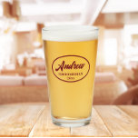 Nombre de Groomsman Boda con estilo Borgoña<br><div class="desc">Vidrio de cerveza para el groomsman boda que incluye su nombre impreso en escritura burdeos, estilizada dentro de un borde oval color burdeos junto con fecha boda. Una gran idea de suministro de fiesta para una fiesta de solteros!Personalice su vaso de cerveza editando y reemplazando el nombre y la fecha...</div>