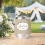 Nombre de Groomsman Boda con estilo de Khaki<br><div class="desc">Regale a su boda groomsman con este moderno y personalizado vaso de vino de acero inoxidable con su nombre en escritura estilizada dentro de un diseño ovalado y blanco. El color de fondo y el guión son caqui. Personalice su vaso de vino editando y reemplazando el nombre por el nombre...</div>