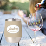 Nombre de Groomsman Boda con estilo de Khaki<br><div class="desc">Regale a su boda groomsman con este moderno y personalizado vaso de vino de acero inoxidable con su nombre en escritura estilizada dentro de un diseño ovalado y blanco. El color de fondo y el guión son caqui. Personalice su vaso de vino editando y reemplazando el nombre por el nombre...</div>
