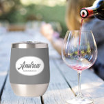 Nombre de Groomsman Boda con estilo gris oscuro<br><div class="desc">Regale a su boda groomsman con este moderno y personalizado vaso de vino de acero inoxidable con su nombre en escritura estilizada dentro de un diseño ovalado y blanco. El color de fondo y el guión son de color gris oscuro. ¡Perfecto para una fiesta de solteros! Personalice su vaso de...</div>
