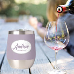 Nombre de Groomsman de Boda con estilo Mauve<br><div class="desc">Regale a su boda groomsman con este moderno y personalizado vaso de vino de acero inoxidable con su nombre en escritura estilizada dentro de un diseño ovalado y blanco. El color de fondo y el guión son malintencionados. ¡Perfecto para una fiesta de solteros! Personalice su vaso de vino editando y...</div>