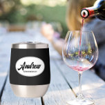 Nombre de Groomsman de Boda con estilo negro<br><div class="desc">Regale a su boda el mejor hombre con este vaso de vino de acero inoxidable, de moda y personalizado, con su nombre en escritura estilizada dentro de un diseño ovalado y blanco. El color de fondo y el guión son negros. ¡Perfecto para una fiesta de solteros! Personalice su vaso de...</div>