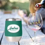 Nombre de Groomsman de Boda con estilo verde esmer<br><div class="desc">Regale a su boda groomsman con este moderno y personalizado vaso de vino de acero inoxidable con su nombre en escritura estilizada dentro de un diseño ovalado y blanco. El color de fondo y la escritura es un verde esmeralda. ¡Perfecto para una fiesta de solteros! Personalice su vaso de vino...</div>