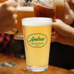 Nombre de Groomsman de Boda con estilo verde esmer<br><div class="desc">Vidrio de cerveza para el groomsman boda que muestra su nombre impreso en un color verde esmeralda, guión estilizado dentro de un borde verde esmeralda, oval junto con fecha boda. ¡Una gran idea de fiesta para una fiesta de solteros! Personalice su vaso de cerveza editando y reemplazando el nombre y...</div>