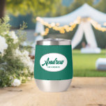 Nombre de Groomsman de Boda con estilo verde esmer<br><div class="desc">Regale a su boda groomsman con este moderno y personalizado vaso de vino de acero inoxidable con su nombre en escritura estilizada dentro de un diseño ovalado y blanco. El color de fondo y la escritura es un verde esmeralda. Personalice su vaso de vino editando y reemplazando el nombre por...</div>