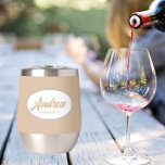 Nombre de Groomsman de Boda estilizado Beige<br><div class="desc">Regale a su boda groomsman con este moderno y personalizado vaso de vino de acero inoxidable con su nombre en escritura estilizada dentro de un diseño ovalado y blanco. El color de fondo y el guión son de color beige. ¡Perfecto para una fiesta de solteros! Personalice su vaso de vino...</div>