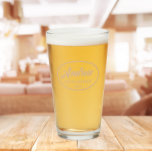 Nombre de Groomsman de Boda estilizado Beige<br><div class="desc">Vidrio de cerveza para el groomsman boda que muestra su nombre impreso en un color beige, con escritura estilizada dentro de un borde oval color beige junto con fecha boda. ¡Una gran idea de fiesta para una fiesta de solteros! Personalice su vaso de cerveza editando y reemplazando el nombre y...</div>