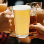 Nombre de Groomsman de Boda estilizado Beige<br><div class="desc">Vidrio de cerveza para el groomsman boda que incluye su nombre impreso en un color beige moderno, escritura estilizada dentro de un borde oval color beige junto con fecha boda. ¡Una gran idea de fiesta para una fiesta de solteros! Personalice su vaso de cerveza editando y reemplazando el nombre y...</div>