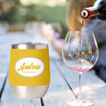 Nombre de Groomsman del Boda con estilo amarillo d<br><div class="desc">Regale a su boda el mejor hombre con este vaso de vino de acero inoxidable, de moda y personalizado, con su nombre en escritura estilizada dentro de un diseño ovalado y blanco. El color de fondo y la escritura es un amarillo dorado. ¡Perfecto para una fiesta de solteros! Personalice su...</div>