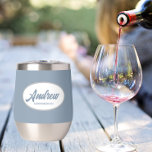 Nombre de Groomsman del Boda con estilo azul turbi<br><div class="desc">Regale a su boda groomsman con este moderno y personalizado vaso de vino de acero inoxidable con su nombre en escritura estilizada dentro de un diseño ovalado y blanco. El color de fondo y el guión son azul polvoriento. ¡Perfecto para una fiesta de solteros! Personalice su vaso de vino editando...</div>