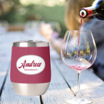 Nombre de Groomsman del Boda con estilo rojo del v<br><div class="desc">Regale a su boda groomsman con este moderno y personalizado vaso de vino de acero inoxidable con su nombre en escritura estilizada dentro de un diseño ovalado y blanco. El color de fondo y la escritura es un vino tinto. ¡Perfecto para una fiesta de solteros! Personalice su vaso de vino...</div>