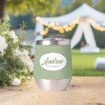 Nombre de Groomsman del Boda con estilo Sage Green<br><div class="desc">Regale a su boda groomsman con este moderno y personalizado vaso de vino de acero inoxidable con su nombre en escritura estilizada dentro de un diseño ovalado y blanco. El color de fondo y el guión es un color verde sabio. Personalice su vaso de vino editando y reemplazando el nombre...</div>