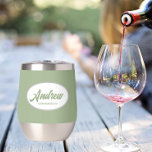 Nombre de Groomsman del Boda con estilo Sage Green<br><div class="desc">Regale a su boda groomsman con este moderno y personalizado vaso de vino de acero inoxidable con su nombre en escritura estilizada dentro de un diseño ovalado y blanco. El color de fondo y el guión es un color verde sabio. Personalice su vaso de vino editando y reemplazando el nombre...</div>