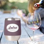 Nombre de Groomsman del Boda Estilizado de Eggplan<br><div class="desc">Regale a su boda groomsman con este moderno y personalizado vaso de vino de acero inoxidable con su nombre en escritura estilizada dentro de un diseño ovalado y blanco. El color de fondo y el guión son berenjenas. Personalice su vaso de vino editando y reemplazando el nombre por el nombre...</div>