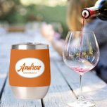 Nombre de Groomsman del Boda estilizado del Naranj<br><div class="desc">Regale a su boda groomsman con este moderno y personalizado vaso de vino de acero inoxidable con su nombre en escritura estilizada dentro de un diseño ovalado y blanco. El color de fondo y el guión son naranjas quemados. ¡Perfecto para una fiesta de solteros! Personalice su vaso de vino editando...</div>