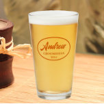 Nombre de Groomsman del Boda estilizado del Naranj<br><div class="desc">Vidrio de cerveza para el groomsman boda que incluye su nombre impreso en un color naranja quemado, guión estilizado dentro de un borde oval de color naranja quemado junto con fecha boda. ¡Una gran idea de fiesta para una fiesta de solteros! Personalice su vaso de cerveza editando y reemplazando el...</div>