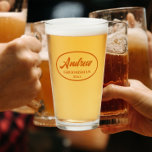 Nombre de Groomsman del Boda estilizado del Naranj<br><div class="desc">Vidrio de cerveza para el groomsman boda que muestra su nombre impreso en un color naranja a la moda, quemado, estilizado dentro de un borde oval color naranja quemado junto con fecha boda. ¡Una gran idea de fiesta para una fiesta de solteros! Personalice su vaso de cerveza editando y reemplazando...</div>