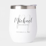 Nombre de Groomsman personalizado de guión moderno<br><div class="desc">Añada un toque personal a su boda con un regalo personalizado para el novio. Este diseño presenta el nombre de groomsman personalizado en estilo de letra de escritura moderno gris y monograma en estilo de fuente de escritura moderno gris claro como fondo con título y fecha boda en sans modernos...</div>