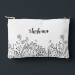 Nombre De Guión Elegante Esbozo Floral Bolsa Cosmé<br><div class="desc">Nuestro moderno nombre Floral Script Name Cosmetic / Accesory bag en blanco y negro tiene un aspecto caprichoso, dibujado a mano. ¡Bien hecho y bonito! Este diseño permite incluir una línea de texto reflexivo (o práctico) al revés. Esta floral moderna y minimalista es una de las favoritas de todas las...</div>