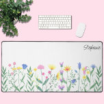 Nombre de guión personalizado de Flores silvestres<br><div class="desc">Esta alfombra floral está decorada con flores silvestres dibujadas a mano y con una tipografía de escritura elegante. En tonos rosa, amarillo verde y violeta, esta alfombra es femenina y le hace un regalo perfecto. Personalizable fácil. Utilice la Herramienta de diseño para cambiar el tamaño, estilo o color del texto....</div>