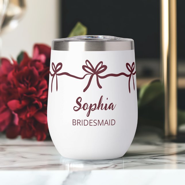 Nombre de guión personalizado de la dama de honor  (Burgundy Bow Bridesmaid Personalized Script Name Thermal Wine Tumbler)