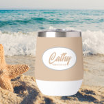 Nombre de la dama de honor Boda con estilo beige<br><div class="desc">Regale a su boda dama de honor con este vaso de vino de acero inoxidable, de moda y personalizado, con su nombre en escritura estilizada dentro de un diseño ovalado y blanco. El color de fondo y el guión son de color beige. ¡Perfecto para una fiesta de soltera! Personalice su...</div>