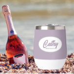 Nombre de la dama de honor Boda con estilo Mauve<br><div class="desc">Regale a su boda dama de honor con este vaso de vino de acero inoxidable, de moda y personalizado, con su nombre en escritura estilizada dentro de un diseño ovalado y blanco. El color de fondo y el guión son un color malva. ¡Perfecto para una fiesta de soltera! Personalice su...</div>