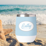 Nombre de la dama de honor del Boda con estilo azu<br><div class="desc">Regale a su boda dama de honor con este vaso de vino de acero inoxidable, de moda y personalizado, con su nombre en escritura estilizada dentro de un diseño ovalado y blanco. El color de fondo y el guión son de color azul claro. ¡Perfecto para una fiesta de soltera! Personalice...</div>