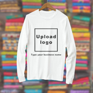 Nombre de la empresa y logotipo en camiseta blanca