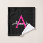 Nombre de Monograma de Guión Negro Rosa Caliente<br><div class="desc">Toalla de baño con guión simple negro y rosado caliente. Esto hace que el dulce perfecto cumpleaños 16,  boda,  ducha de novia,  aniversario,  ducha de bebé o fiesta de soltera sea regalo para alguien que ama el lujo glam y los estilos de moda.</div>